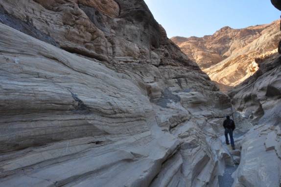 Caminhando através do incrível Mosaic Canyon, no Death Valley National Park, na Califórnia - EUA